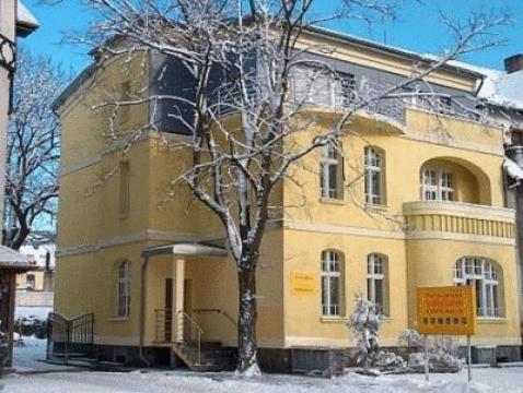 Pensjonat - Restauracja Zolty Domek Szczecinek Extérieur photo